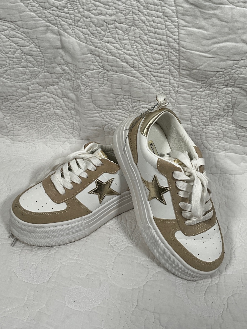 Vintage Havana Women’s White Sneakers with Tan Panels and Gold Star